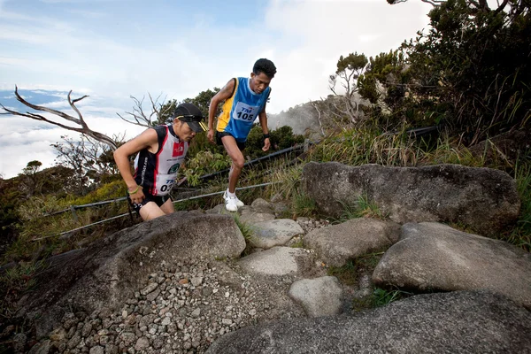 Participants climb up Mt Kinabalu in the International Climbathon — Stock Photo, Image