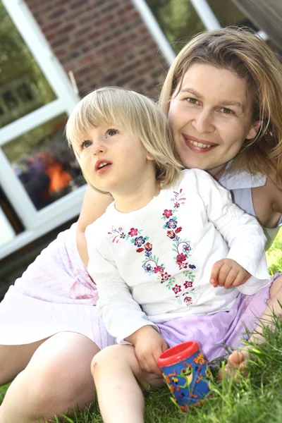 美しい白人ママと庭で彼女の赤ん坊の娘 — ストック写真