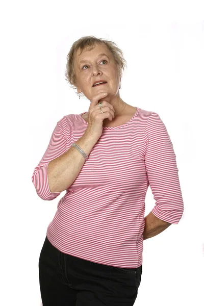 Mooie Kaukasische vrouwelijke senior in roze top in denken gebaar — Stockfoto