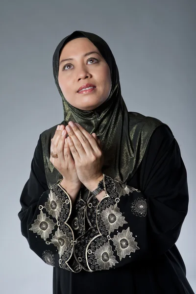 Mulher muçulmana bonita e confiante em cachecol, isolada . — Fotografia de Stock