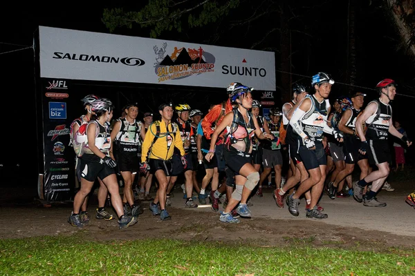 Participants kickstart the race — Stock Photo, Image