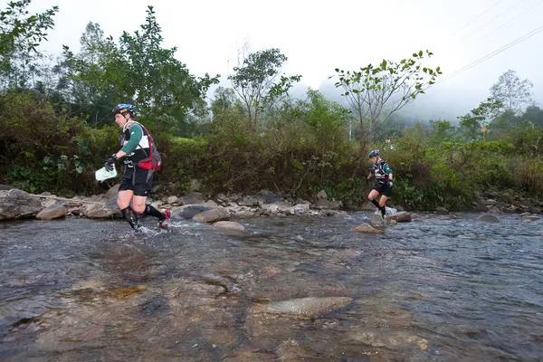 Les participants marchent à travers la rivière — Photo