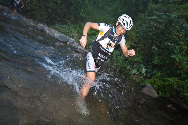 Ett racingteam att göra sin väg längs en flod i tidig morgon race — Stockfoto