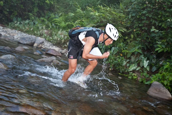 A racing team making their way along a river in the early morning race — Stock Photo, Image