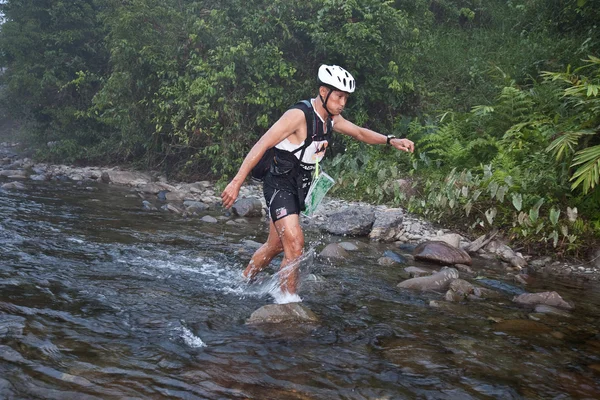 Een raceteam maken hun weg langs een rivier in de vroege ochtend race — Stockfoto