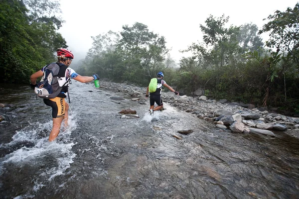 Deltagarna racing upp floden till destination inom loppet — Stockfoto