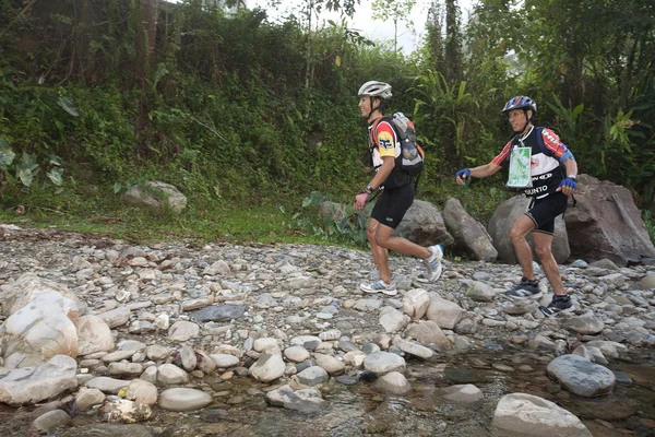 Ett racingteam att göra sin väg längs en flod i tidig morgon race — Stockfoto