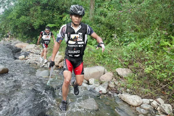 A racing team making their way along a river in the early morning race — Stock Photo, Image