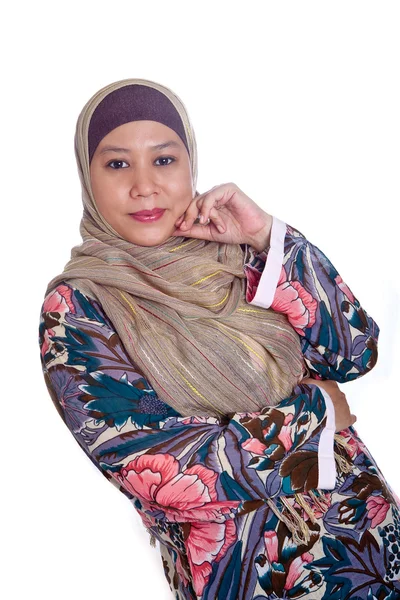 Mulher muçulmana madura bonita em cachecol — Fotografia de Stock
