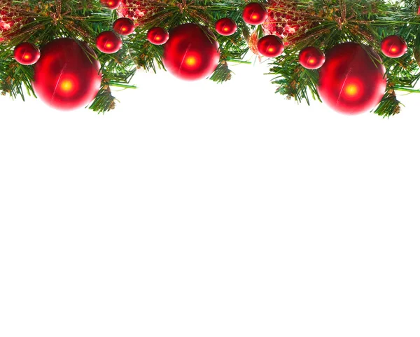 Rand aus rotem Weihnachtskranz mit Kugeln und Bändern auf weißem Grund. Stockbild