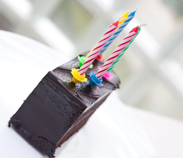 Вкусный шоколадный торт с 5 красочными свечами Стоковое Фото