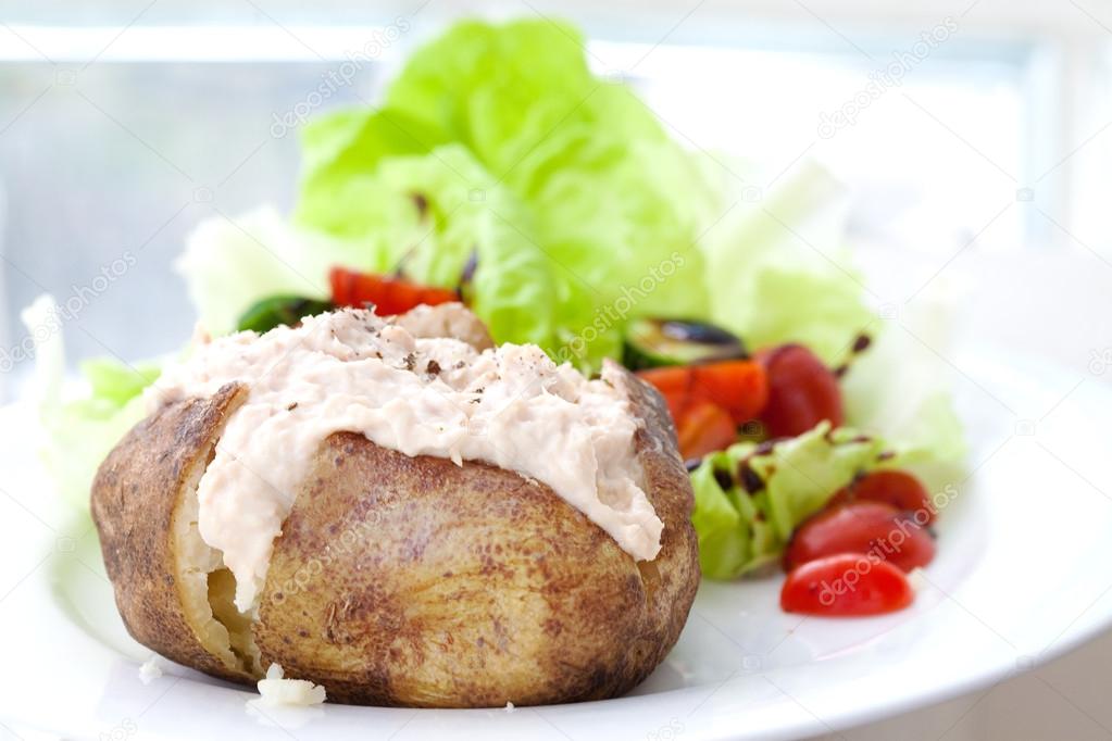 Baked jacket potato with tuna and fresh salad — Stock Photo