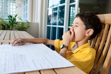 genç çocuk ödevini yaptığı gibi esneme