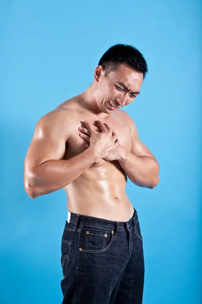 Joven hombre en forma que sufre de dolor en el pecho — Foto de Stock