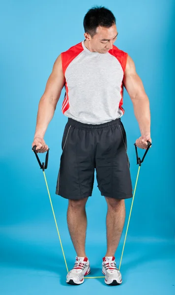 Jovem homem apto com alça de exercício — Fotografia de Stock