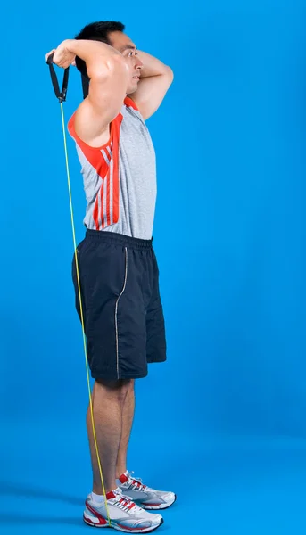 Junger, fitter Mann mit Stretchband — Stockfoto
