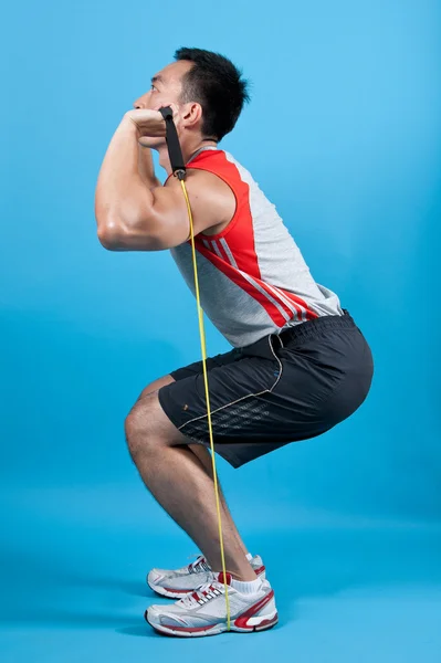 Junger, fitter Mann mit Stretchband — Stockfoto