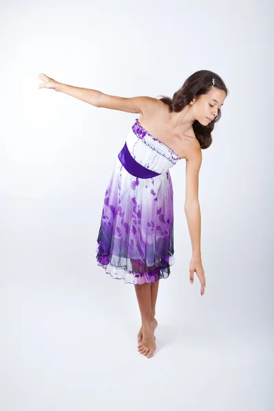 Hermosa joven practicando ballet —  Fotos de Stock