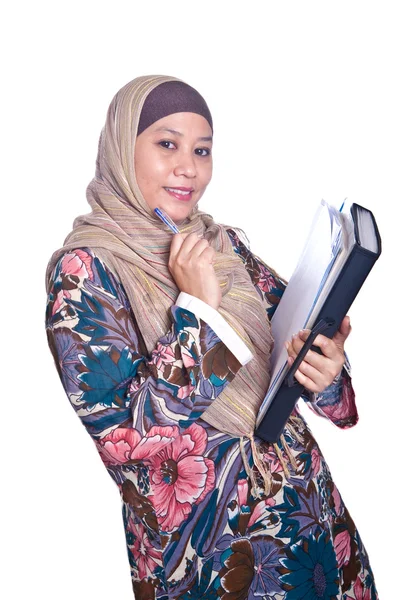 Hermosa mujer musulmana liberada con libros . — Foto de Stock