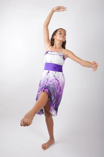 美丽的年轻女孩练芭蕾舞 免版税图库图片