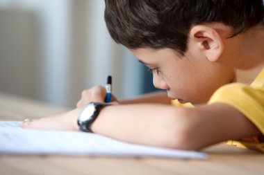 Evde ödevini yapıyor güzel genç çocuk