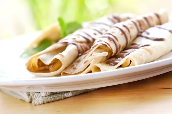 Crepe delicioase cu umplutură de banane cu sos de ciocolată — Fotografie, imagine de stoc