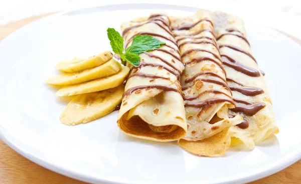 Crepe delicioso com recheio de banana com molho de chocolate — Fotografia de Stock