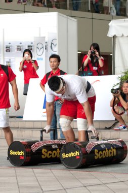 TOA payoh, singapore - 24 Mart: rakip güçlü adam benjamin soh girişimleri 2 kez 120 günlük yürüyüş olarak güçlü adam Challenge 2012 Mart 24, toa payoh hub, Singapur.