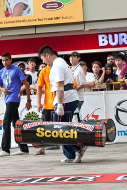 TOA payoh, singapore - 24 Mart: yarışmacı tan güçlü adamı sepeti, yakında 120 günlük yürüyüş güçlü adam içinde 2 kez dener için toa payoh hub, Singapur içinde 24 Mart 2012 meydan.