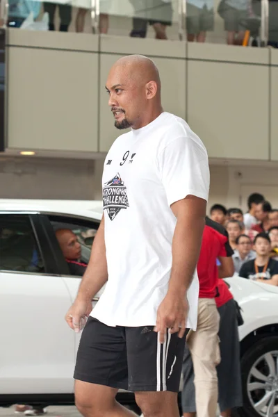 TOA PAYOH, SINGAPORE - MARCH 24 : Contender for Strongman Sulaiman Ismail after the Mazda CX-7 car pull category in the Strongman Challenge 2012 on March 24, in Toa Payoh Hub, Singapore. — Stock Photo, Image
