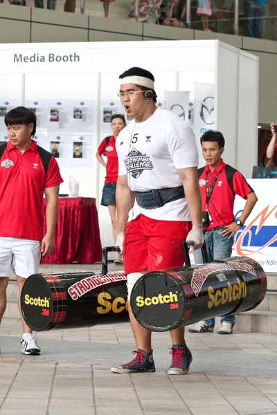 TOA PAYOH, SINGAPORE - MARCH 24 : Contender for Strongman Benjamin Soh attempts the 2 times 120 log walk in the Strongman Challenge 2012 on March 24, in Toa Payoh Hub, Singapore. — Stock Photo, Image