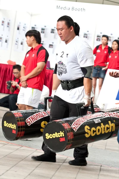 TOA PAYOH, SINGAPUR - 24 DE MARZO: Contender para el Fuerte Keith Wong intenta el 2 veces 120 paseo de troncos en el Desafío Strongman 2012 el 24 de marzo, en Toa Payoh Hub, Singapur — Foto de Stock