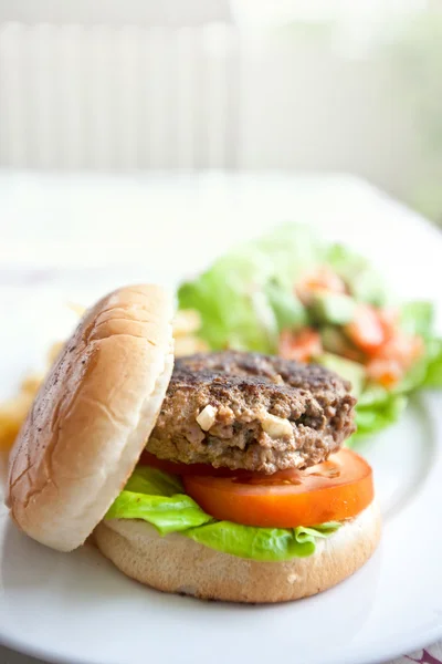 Delicious burger with fresh tomato and lettuce — Stock Photo, Image