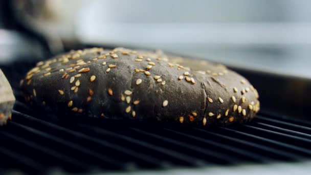 Pão Preto Grelha Quente Pão Marrom Para Hambúrguer Com Sementes — Vídeo de Stock