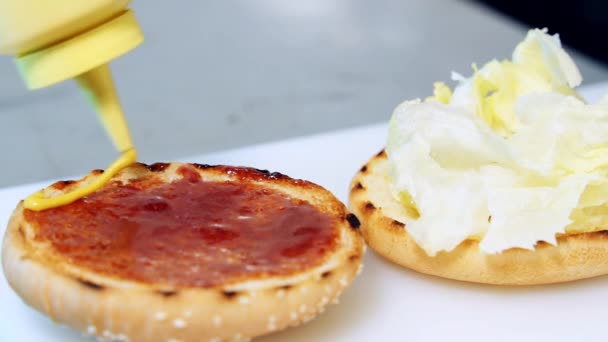 Ingredientes Hambúrguer Mesa Despejar Mostarda Pão Grelhado Processo Cozinhar Delicioso — Vídeo de Stock