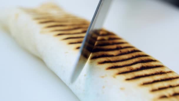 Chef Corta Shawarma Pronto Restaurante Mãos Cozinheiro Que Corta Rolaram — Vídeo de Stock