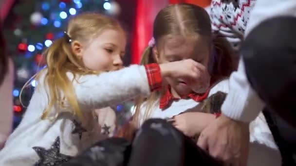 Niños Jugando Con Gato Adorable Navidad Los Miembros Felices Familia — Vídeo de stock