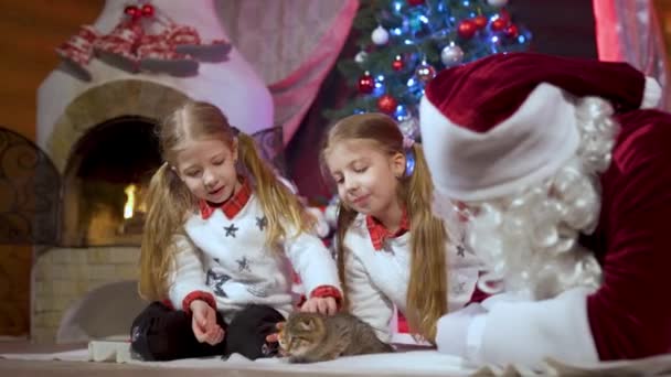 클로스와 소녀들 귀여운 아이들 크리스마스 거실에서 귀여운 과놀고 있습니다 산타는 — 비디오