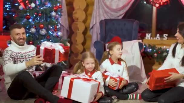 Familia Feliz Con Regalos Navidad Los Padres Las Niñas Pasan — Vídeo de stock