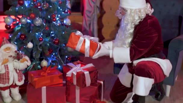 Otantik Noel Baba Noel Ağacının Altına Hediye Koyuyor Yılbaşı Gecesi — Stok video