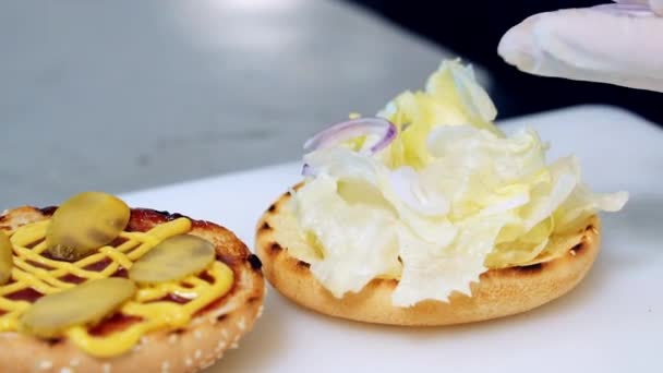 Lezzetli Burger Hazırlıyorum Şef Hamburger Pişirirken Soğan Halkaları Takıyor Sebzeli — Stok video