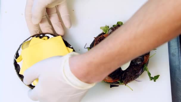 Овощная Еда Повар Делает Гамбургер Мяса Белом Фоне Руки Шеф — стоковое видео