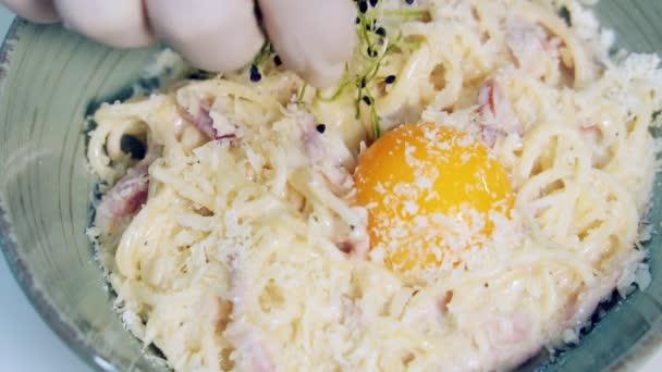 用绿色芽装饰的现成菜式 美味的意大利面 配上蛋黄和奶酪 厨师在餐馆里做完烹调菜 后续行动 — 图库视频影像