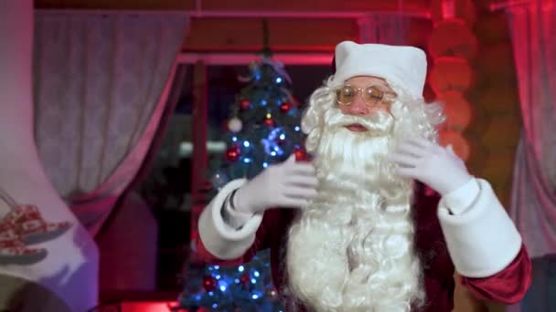 Beyaz Sakallı Gerçek Bir Noel Baba Portresi Noel Baba Kostümü — Stok video