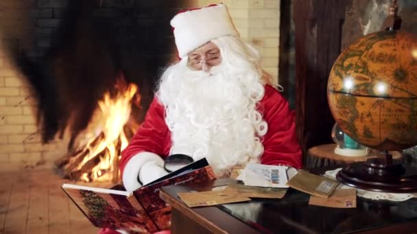 Autêntico Papai Noel Com Livro Sobre Lareira Pano Fundo Retrato — Vídeo de Stock