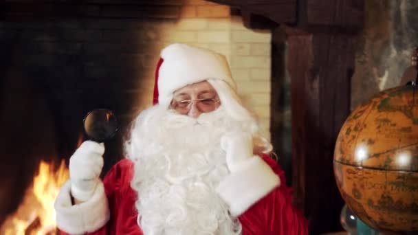 Noel Baba Evde Esniyor Esniyor Noel Baba Nın Beyaz Sakallı — Stok video