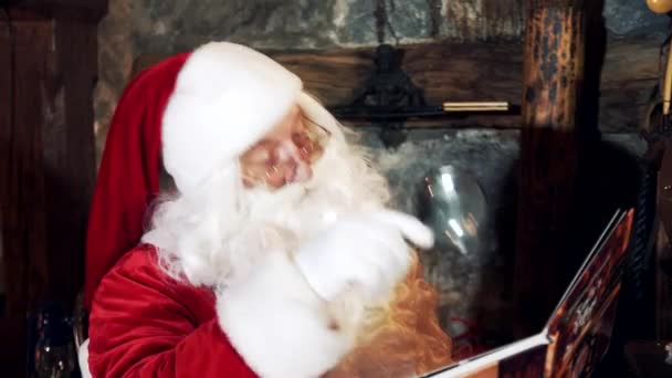 Noel Baba Evde Kitap Okuyor Kırmızı Beyaz Kostümlü Gerçek Noel — Stok video