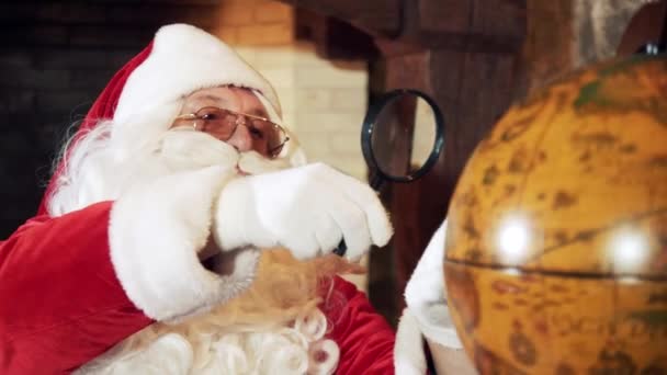 Noel Baba Büyüteçten Küreye Bakıyor Beyaz Sakallı Gözlüklü Yaşlı Noel — Stok video