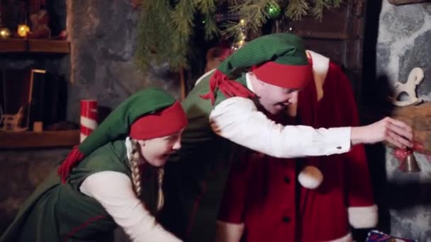 Duendes Safados Com Sino Acordar Pai Natal Elfos Engraçados Tocando — Vídeo de Stock
