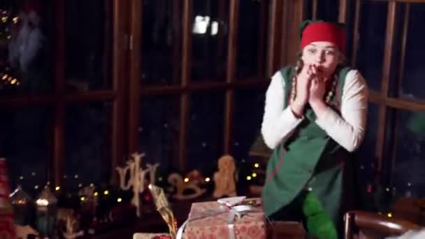 Elfos Excitados Presentes Para Natal Elfos Femininos Masculinos Engraçados Colocando — Vídeo de Stock